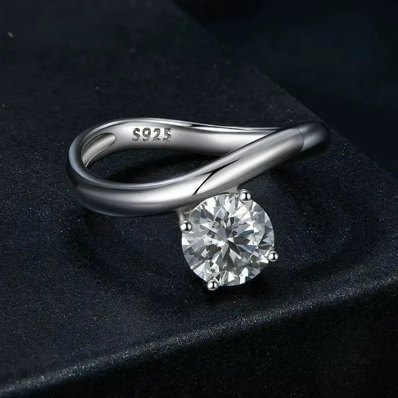 Anel Curved Shine com Pedra de Moissanite