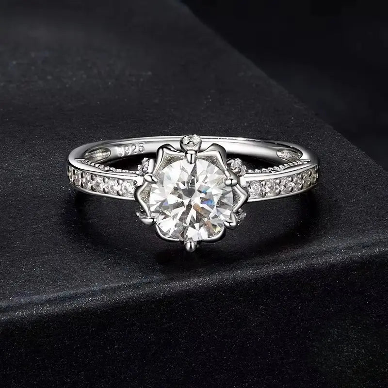 Anel Solitário Radiance banhado a Ouro Branco com Moissanite