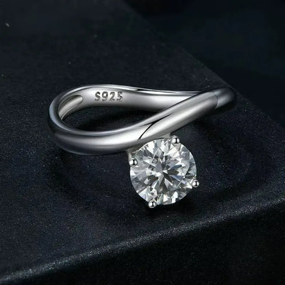 Anel Curved Shine com Pedra de Moissanite