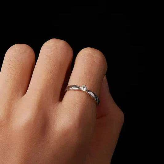 Anel Solitário Twist com Pedra de Moissanite
