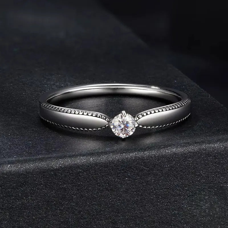 Anel Solitário Twist com Pedra de Moissanite
