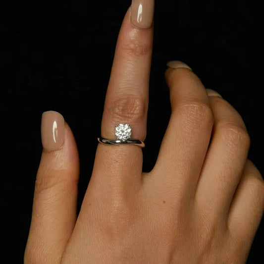 Anel Curved Shine com Pedra de Moissanite